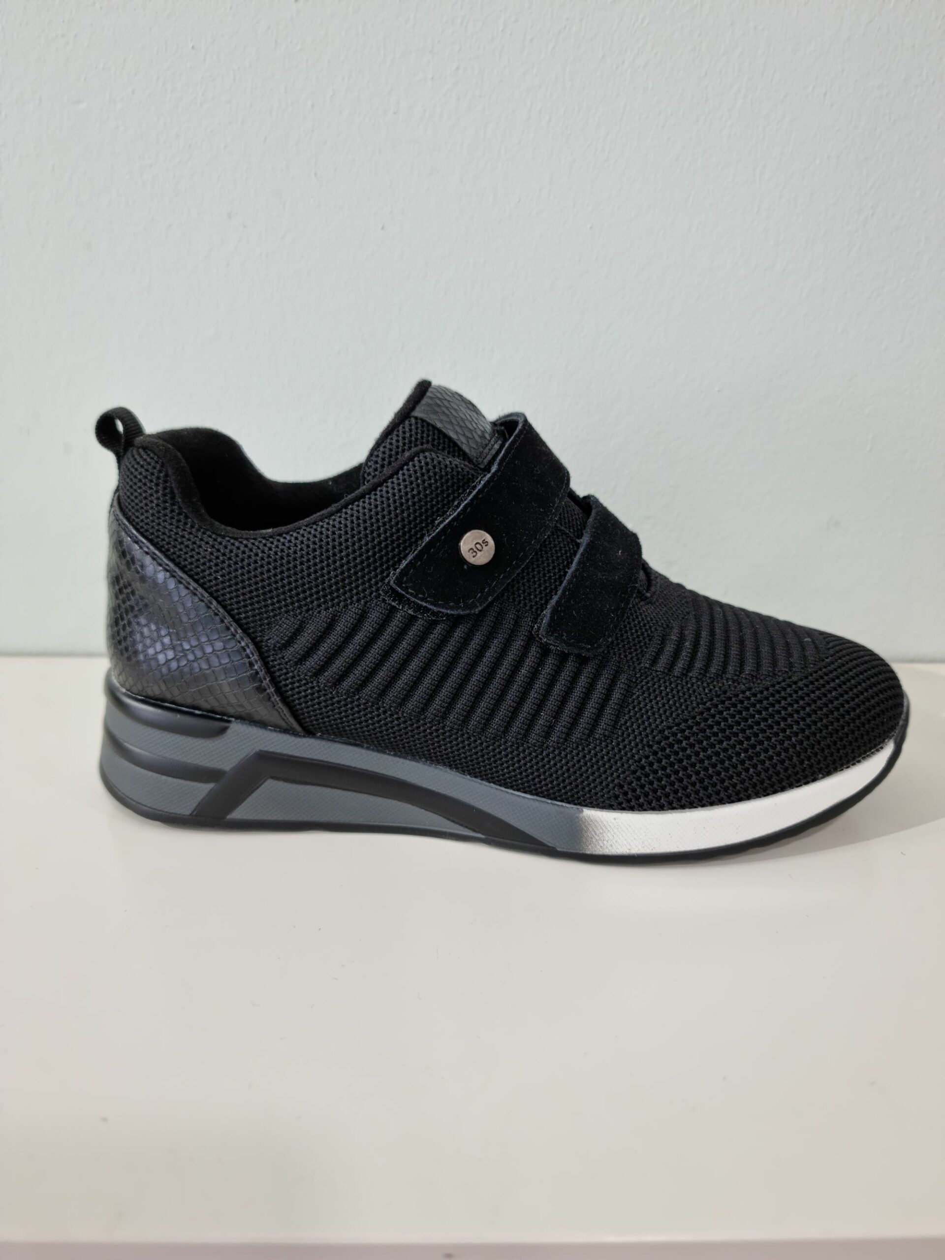 deportiva velcro negro